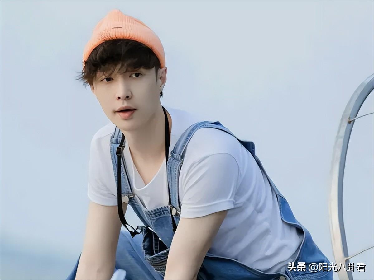 等了两季，黄磊首次点评张艺兴音乐水平，短短一句话何炅点头认同