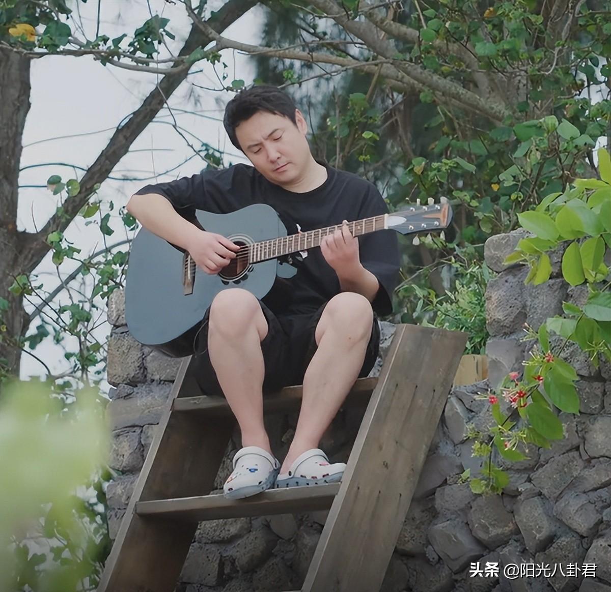 等了两季，黄磊首次点评张艺兴音乐水平，短短一句话何炅点头认同