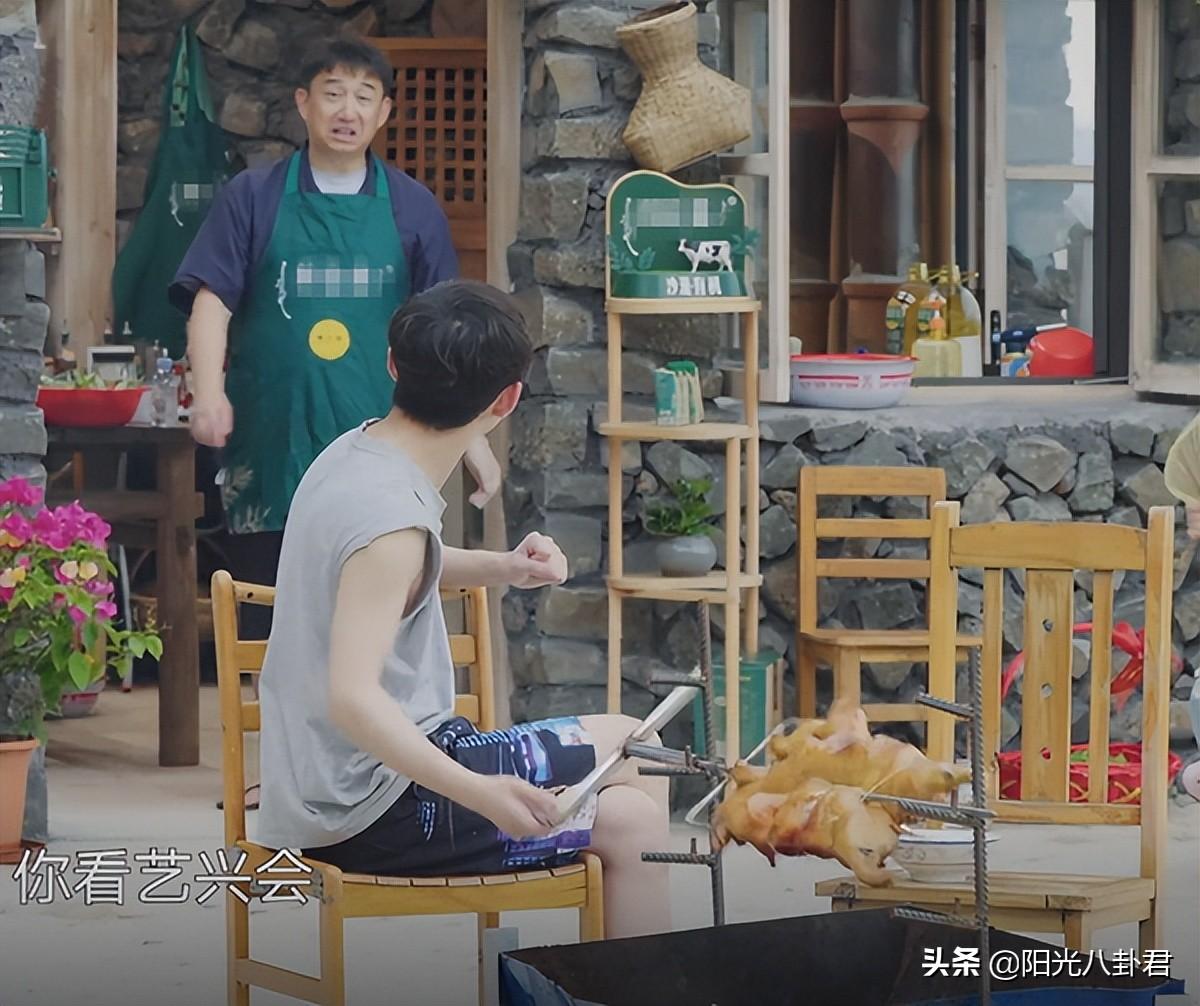 等了两季，黄磊首次点评张艺兴音乐水平，短短一句话何炅点头认同