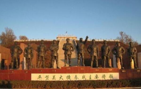 平型关十大将军雕塑：2个元帅，1个大将，4个上将