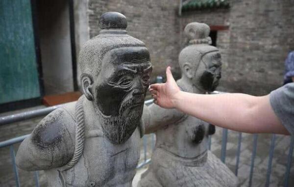 秦桧最后的下场是什么:65岁病死,雕像跪在岳飞墓前