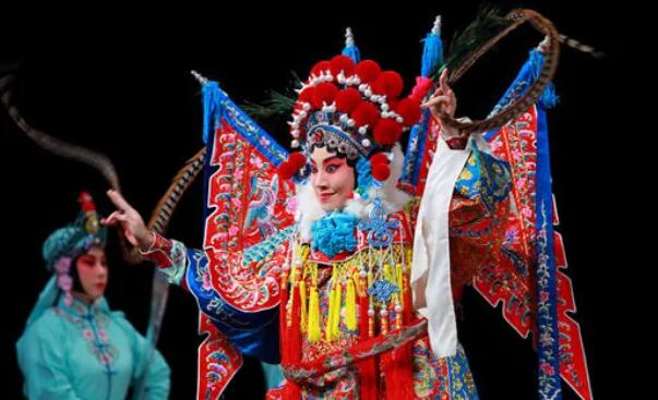 京剧最基本的两种声腔为西皮二黄,京剧以哪两种声腔为主