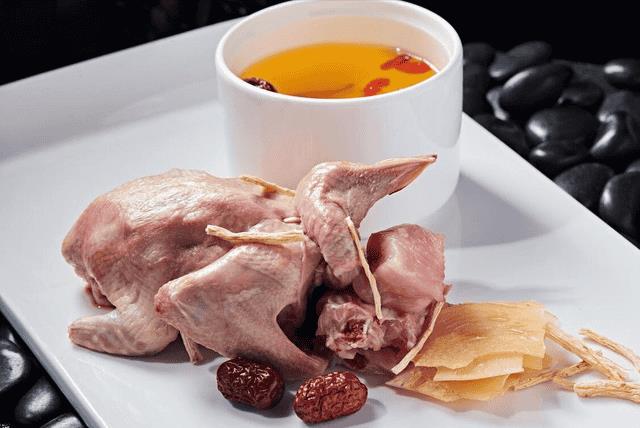 秋冬鸽子汤怎么炖最营养（乳鸽煲汤用什么材料）
