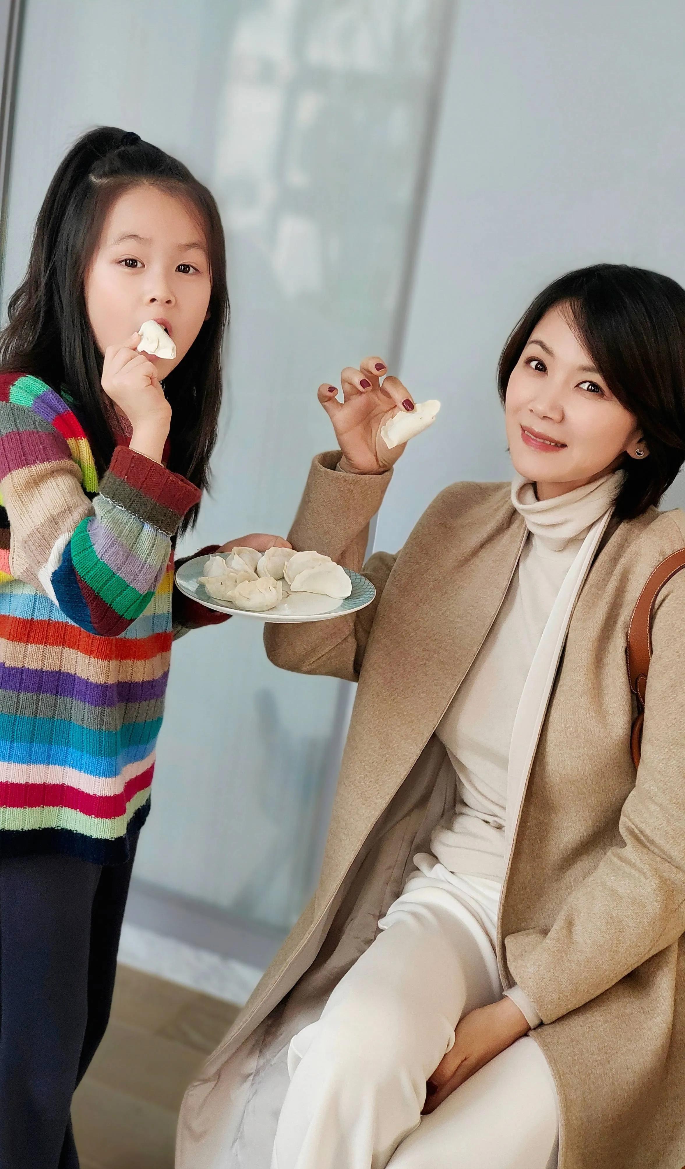 独自带女儿的单亲妈妈曹曦文表示：为孩子牺牲事业不后悔