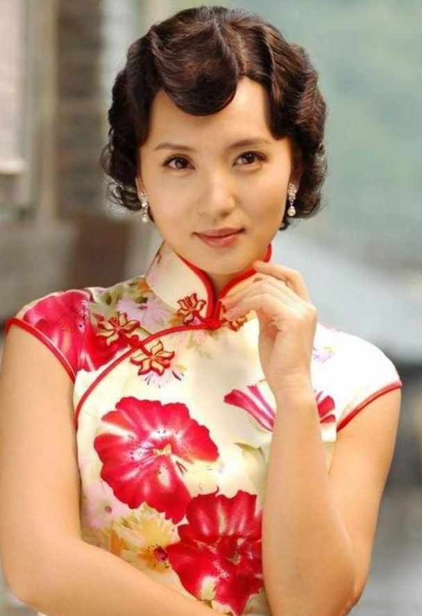 演员陈好：巅峰时嫁银行家老公，如今44岁有儿有女依旧年轻