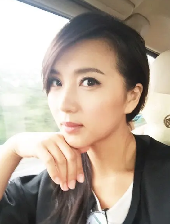 演员陈好：巅峰时嫁银行家老公，如今44岁有儿有女依旧年轻