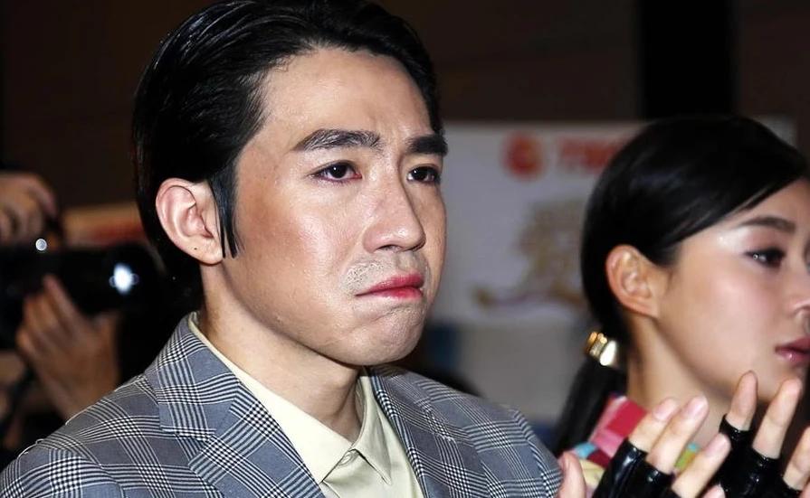 事业巅峰时被烧伤毁容的俞灏明，两年后涅槃重生，做实力派演员