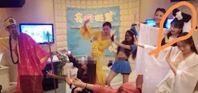 网红开大奔进故宫，李一桐与其合照被扒出，她们之间有何关系？