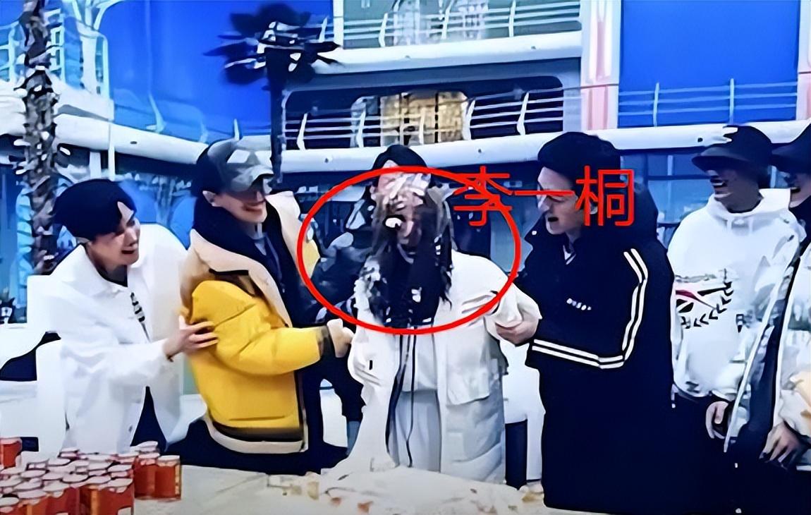 网红开大奔进故宫，李一桐与其合照被扒出，她们之间有何关系？