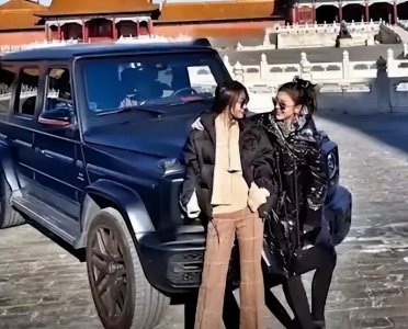 ​网红开大奔进故宫，李一桐与其合照被扒出，她们之间有何关系？