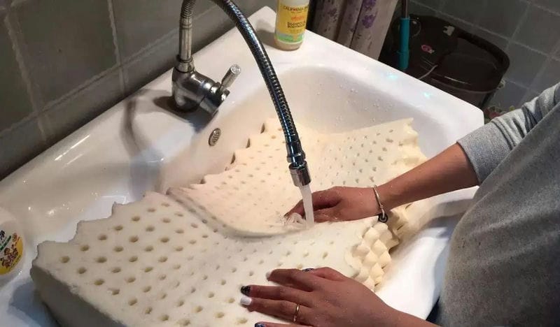 乳胶枕头发黄了怎么办(乳胶枕变黄变硬掉渣还能用吗)