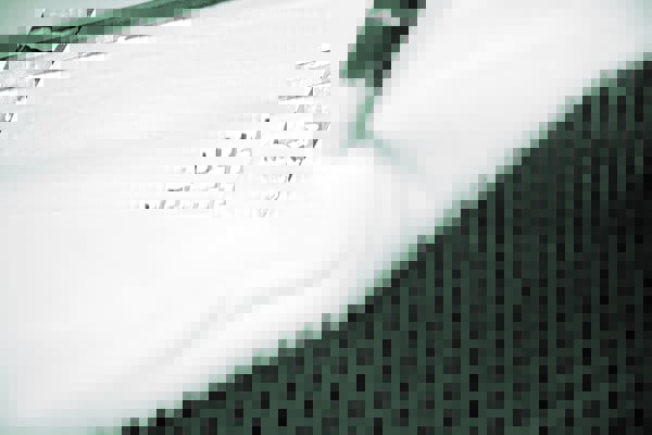 乳胶枕头发黄了怎么办(乳胶枕变黄变硬掉渣还能用吗)