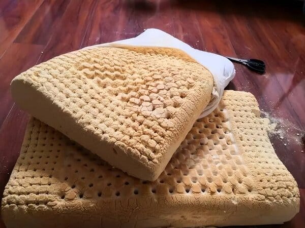 乳胶枕头发黄了怎么办(乳胶枕变黄变硬掉渣还能用吗)