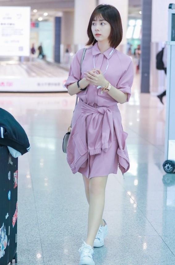 谭松韵才真减龄，32岁还跟小女孩一样，简单穿搭太适合普通人借鉴
