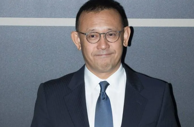 59岁姜文与二婚老婆排队核酸,身形暴瘦好低调,一旁周韵打扮俏皮