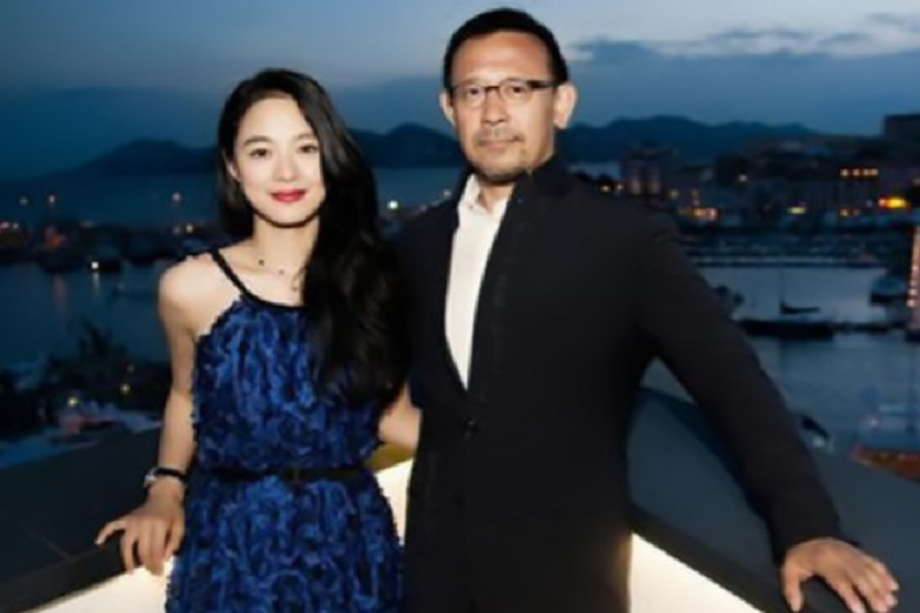 59岁姜文与二婚老婆排队核酸,身形暴瘦好低调,一旁周韵打扮俏皮