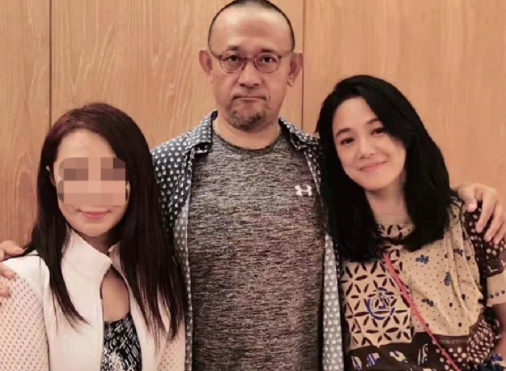 59岁姜文与二婚老婆排队核酸,身形暴瘦好低调,一旁周韵打扮俏皮