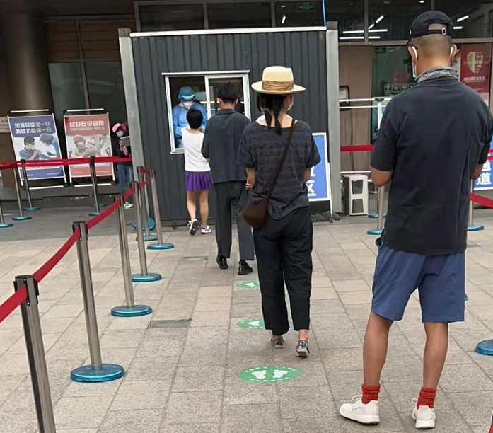 59岁姜文与二婚老婆排队核酸,身形暴瘦好低调,一旁周韵打扮俏皮