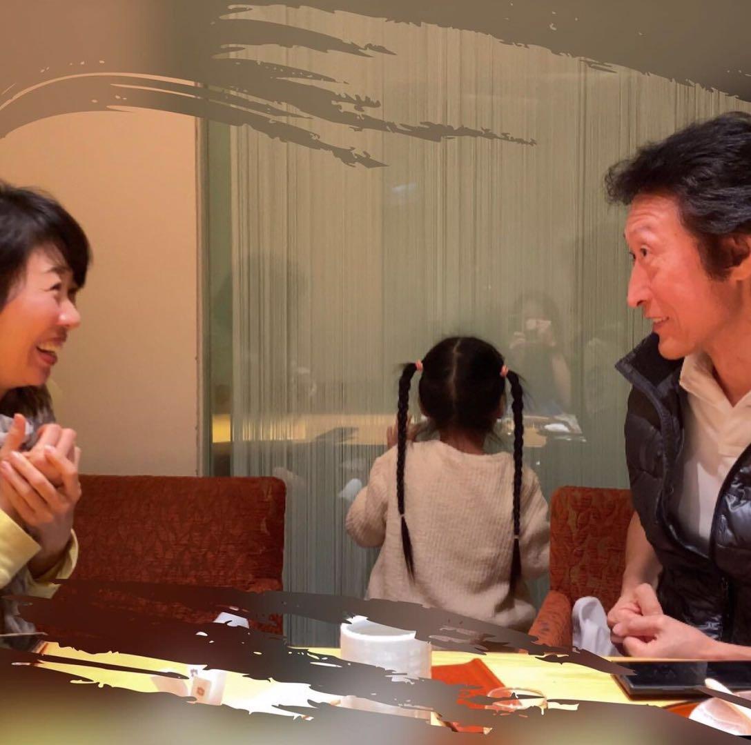 周渝民老婆喻虹渊33岁生日，4岁女儿罕见出镜，扎马尾辫超可爱