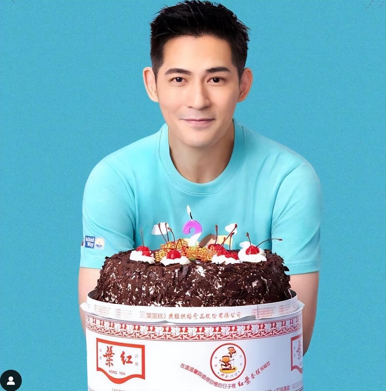 周渝民41岁生日，近照长胖了不少，和老婆一起在线秀恩爱