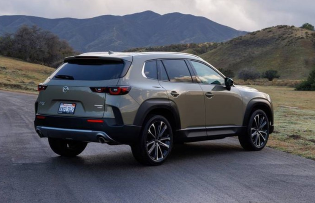 马自达“轻越野SUV”亮相，造型刚毅硬朗，或推出油电混动版本-