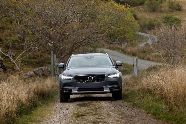 通过性比SUV还强!这5款轿车离地间隙贼高,跑烂路再不怕托底-