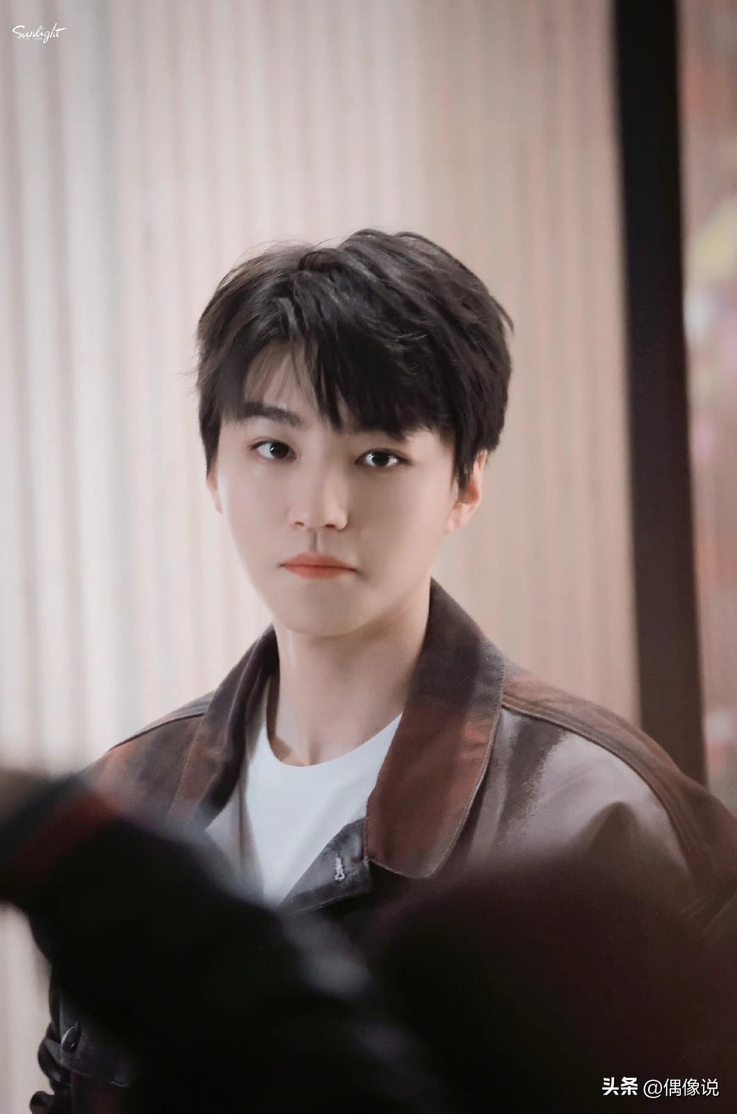 王俊凯新活动替易烊千玺感谢记者，粉丝放慢倍速听原话，团魂满满