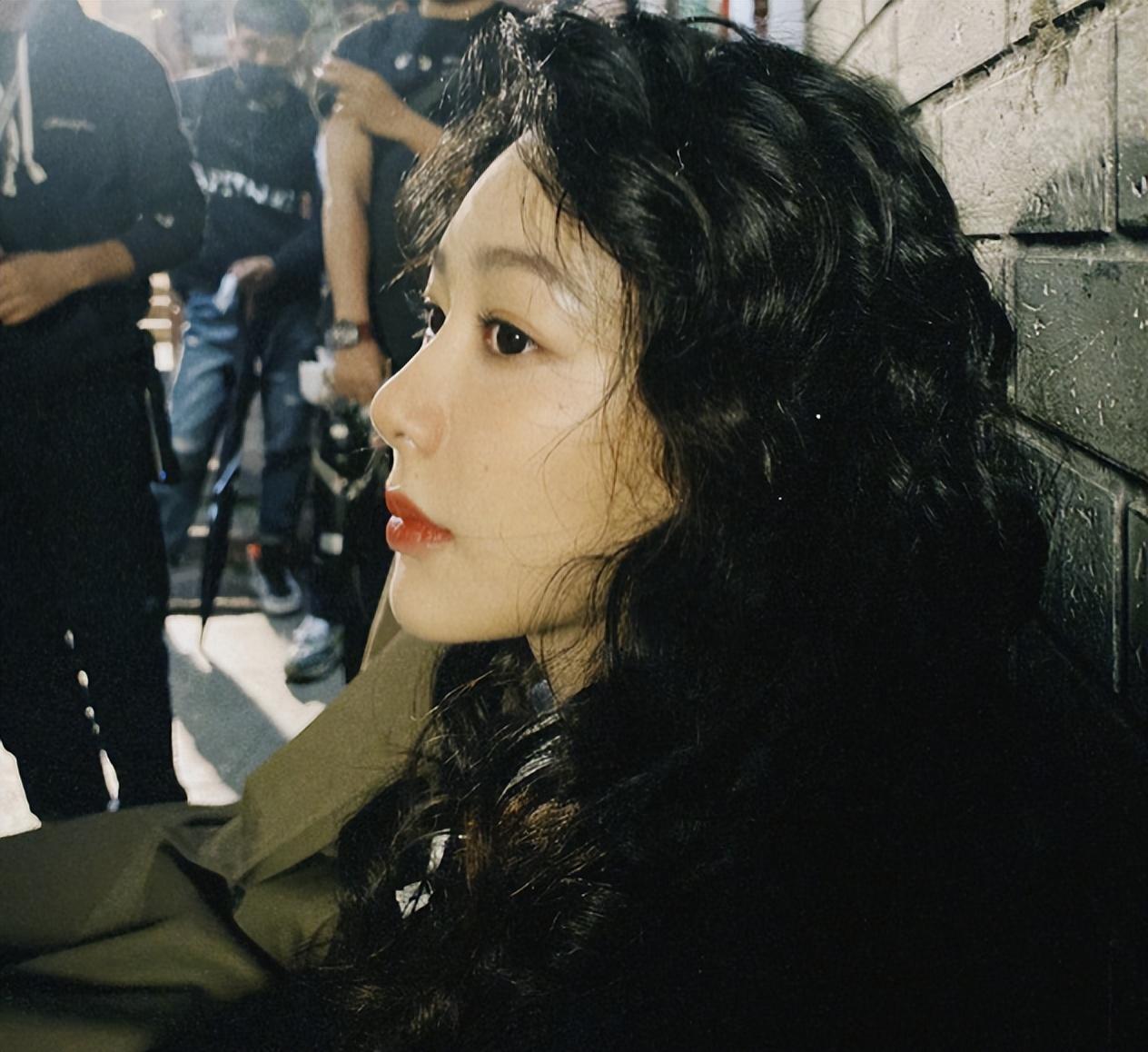 国民闺女杨紫 一头大波浪 热搜百万点赞，终于不在古偶剧了