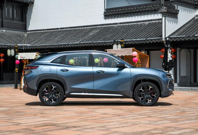 奇瑞轿跑SUV发布,预售16万起,“跑车级”颜值!内饰赛过星途-