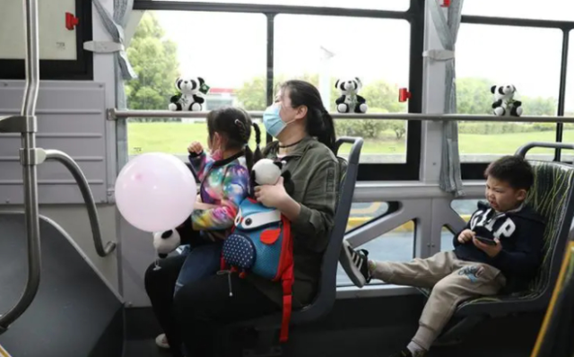 上海“熊猫公交车”上路运营,沿途又添风景线,马路萌新上线了?-