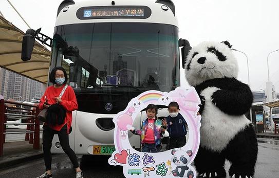 上海“熊猫公交车”上路运营,沿途又添风景线,马路萌新上线了?-
