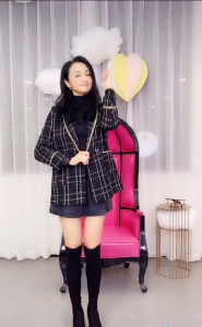 ​前主持一姐曹颖状态憔悴，锥子脸明显双腿似竹竿，直播养家好唏嘘