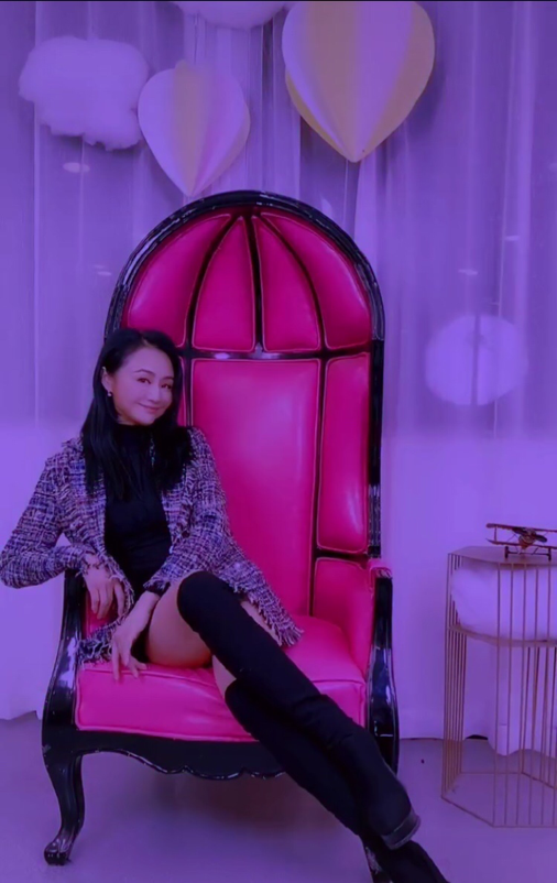 前主持一姐曹颖状态憔悴，锥子脸明显双腿似竹竿，直播养家好唏嘘