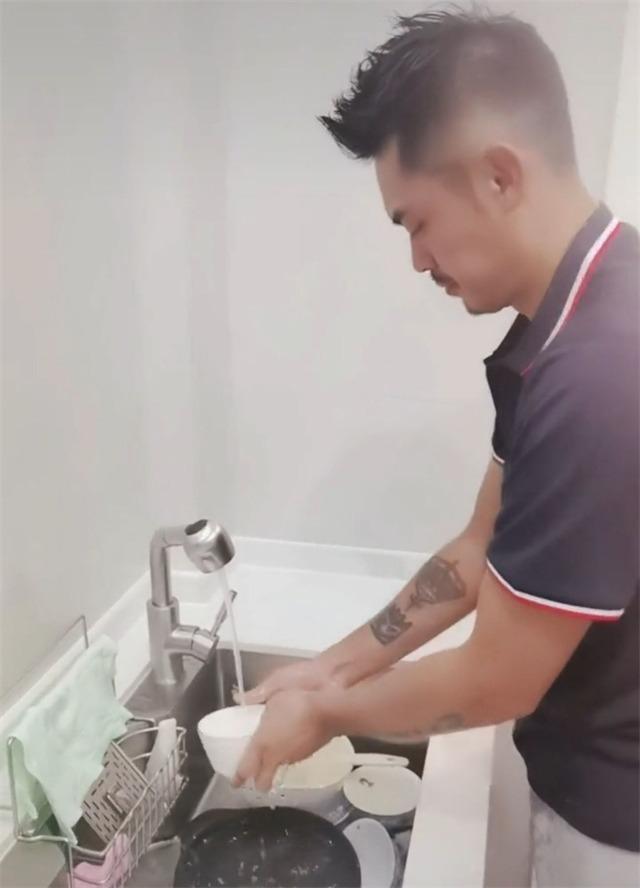 谢杏芳好幸福！尽情享受鲍鱼，涂抹艳丽指甲油，林丹对她温柔表白