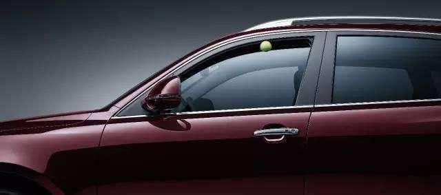 常听人说车窗留道缝,这是什么意思?老司机:方便自己和别人-