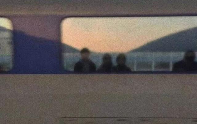 喜欢坐在公交车后排的都是些什么人?-