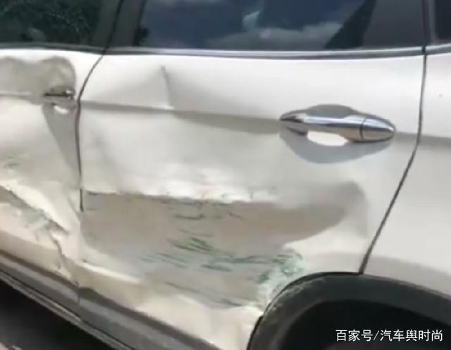 一SUV挡住皮卡车去路,被皮卡车连撞11次!SUV车主:我太委屈了!-