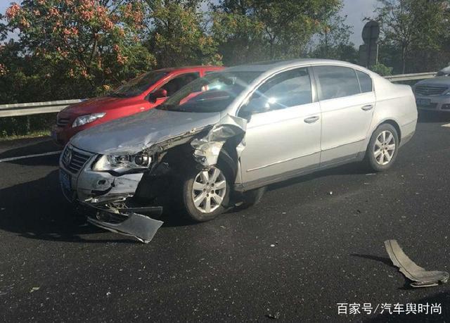 一SUV挡住皮卡车去路,被皮卡车连撞11次!SUV车主:我太委屈了!-