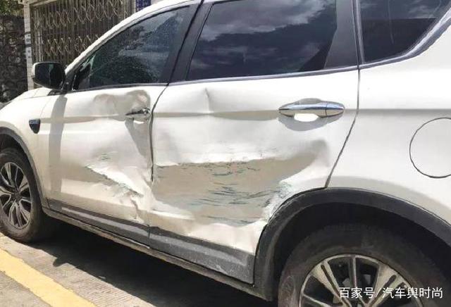 一SUV挡住皮卡车去路,被皮卡车连撞11次!SUV车主:我太委屈了!-