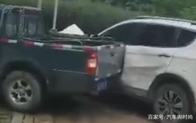 一SUV挡住皮卡车去路,被皮卡车连撞11次!SUV车主:我太委屈了!-