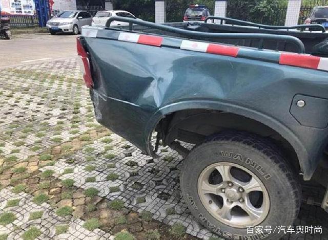 一SUV挡住皮卡车去路,被皮卡车连撞11次!SUV车主:我太委屈了!-