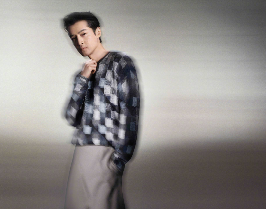 胡歌官宣得女后首现身，打扮低调陪产，后续将出国工作赚奶粉钱