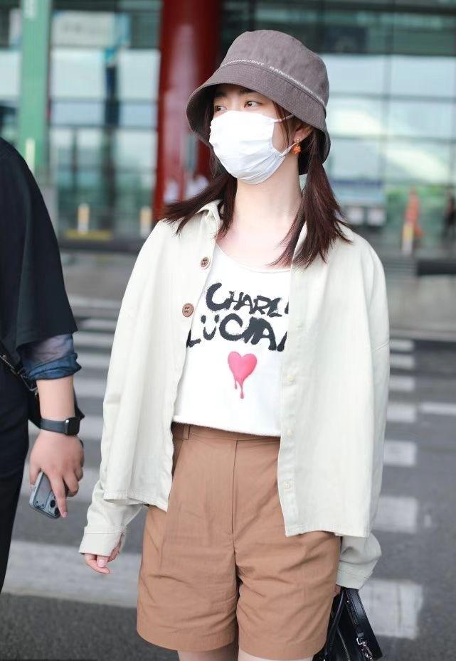 谭松韵虽然已经32岁了，但是扎俩小辫却像中学生，穿得也清纯