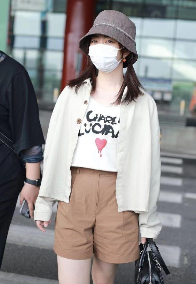 谭松韵虽然已经32岁了，但是扎俩小辫却像中学生，穿得也清纯