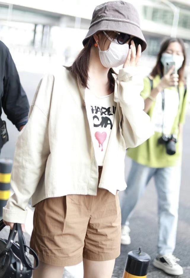 谭松韵虽然已经32岁了，但是扎俩小辫却像中学生，穿得也清纯