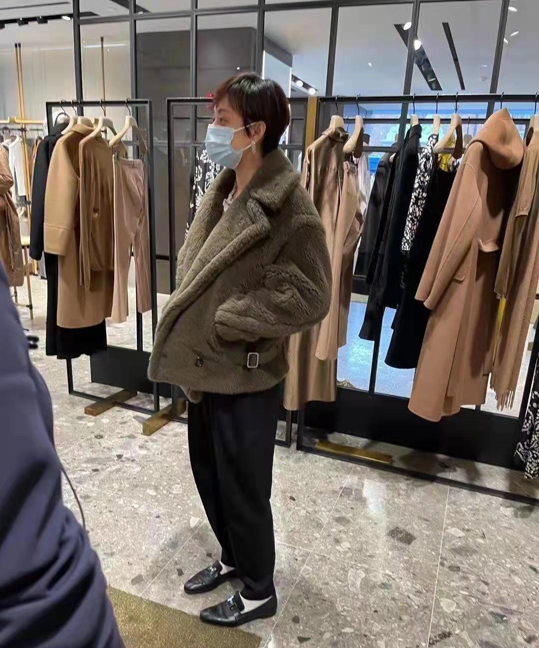 孙俪现身奢饰品专柜被偶遇,穿2万元大牌外套,超大黑眼圈太吸睛