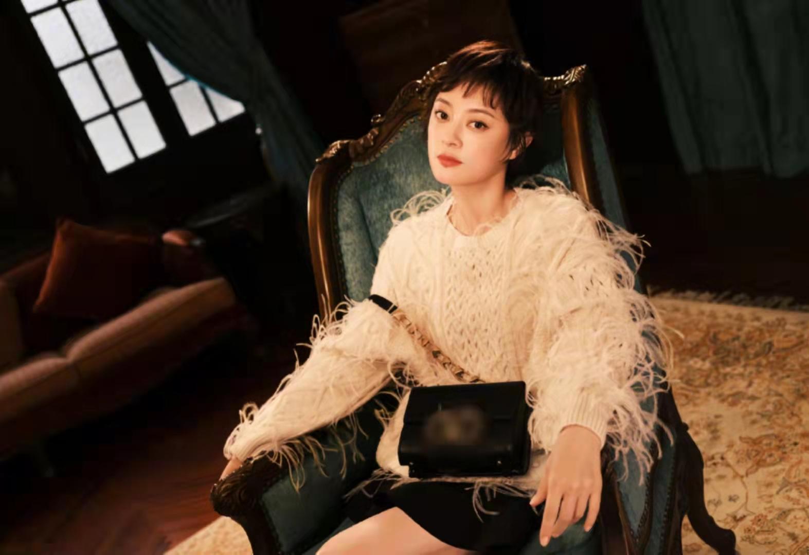 孙俪现身奢饰品专柜被偶遇,穿2万元大牌外套,超大黑眼圈太吸睛