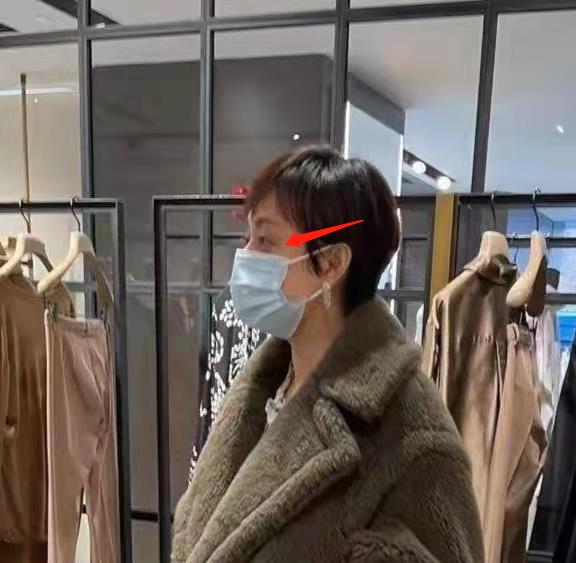 孙俪现身奢饰品专柜被偶遇,穿2万元大牌外套,超大黑眼圈太吸睛