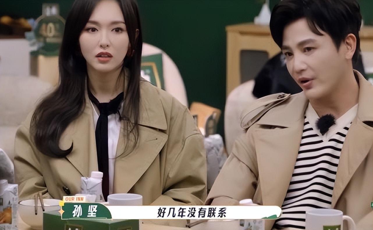 唐嫣带娃日常曝光，带女儿与友人聚餐给她剥虾喂饭，当妈后更温柔