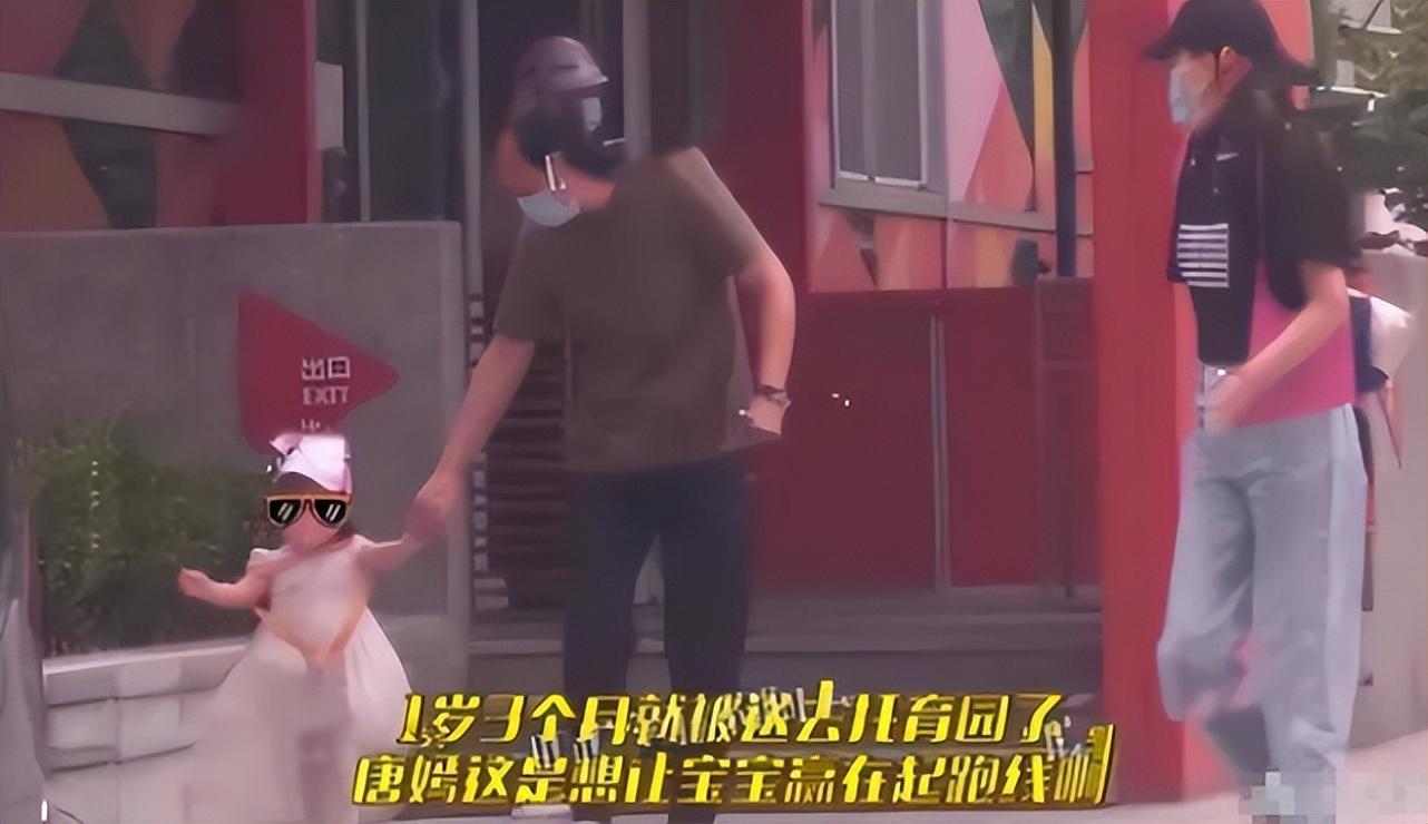 唐嫣带娃日常曝光，带女儿与友人聚餐给她剥虾喂饭，当妈后更温柔